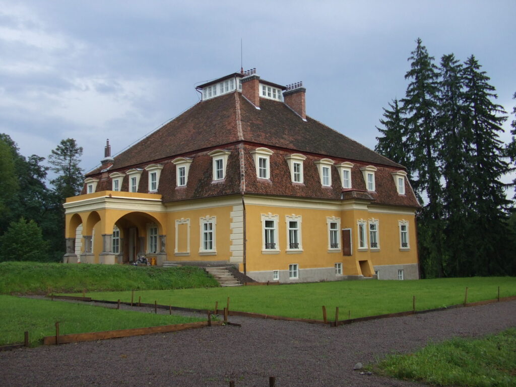1920px Zabolai Mikes kastély hátulról