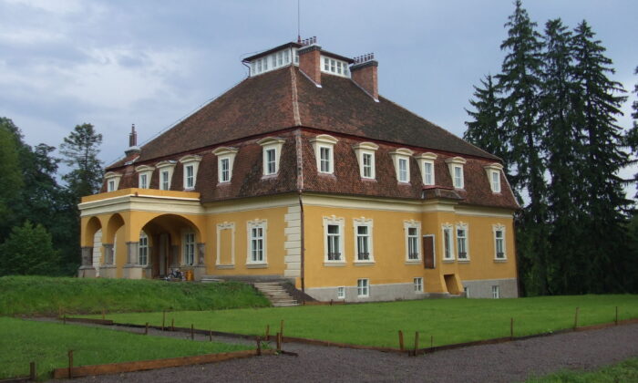 1920px Zabolai Mikes kastély hátulról